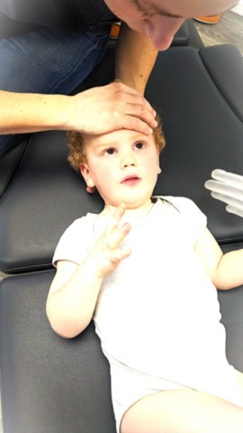 technique crânienne lors d'une consultation d'ostéopathie pour un enfant de 3ans